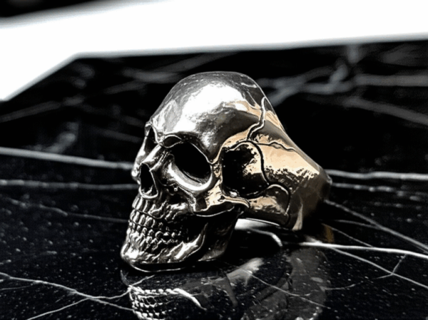Anillo Cráneo Barroco – Vanitas, Poder y Arte Inmortal