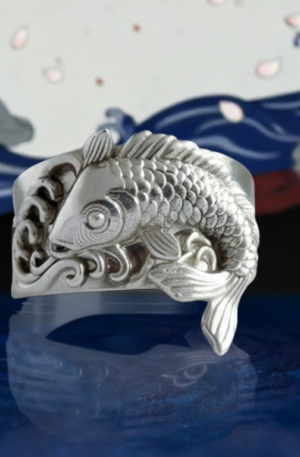 Anillo Koi Ascendente de plata .925 con carpa tallada avanzando entre ondas