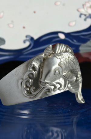 Detalle del anillo Koi Ascendente de plata .925 con textura de ondas