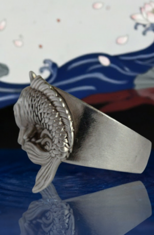 Vista lateral del anillo Koi Ascendente de plata .925 inspirado en leyenda japonesa