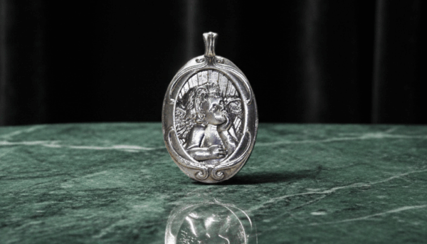 Medalla Querubin – Inocencia, Protección y Luz Celestial