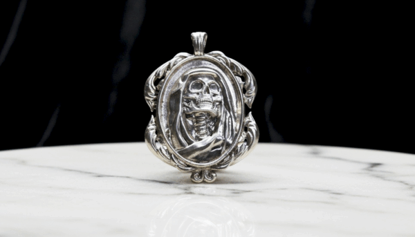 Medalla Santa Muerte – Misterio, Transición y Protección Espiritual