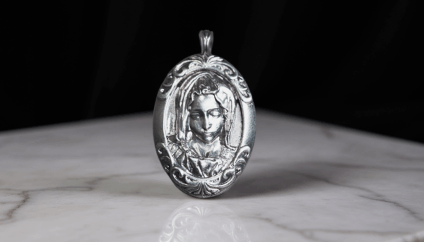 Medalla Virgen de la Piedad – Belleza, Dolor y Consuelo