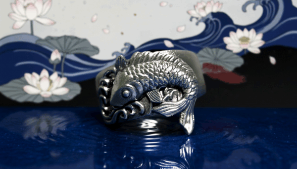 Anillo Koi Ascendente – La Fuerza del Cambio