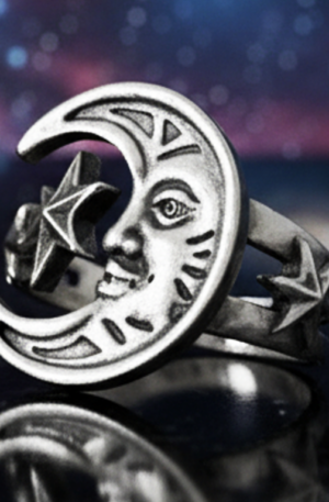 Anillo luna y estrellas de plata 925 vista tres cuartos, joyería artesanal inspirada en el cosmos
